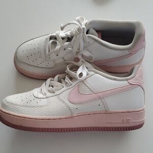 Nike Low-Top Sneakers - White & Light Pink